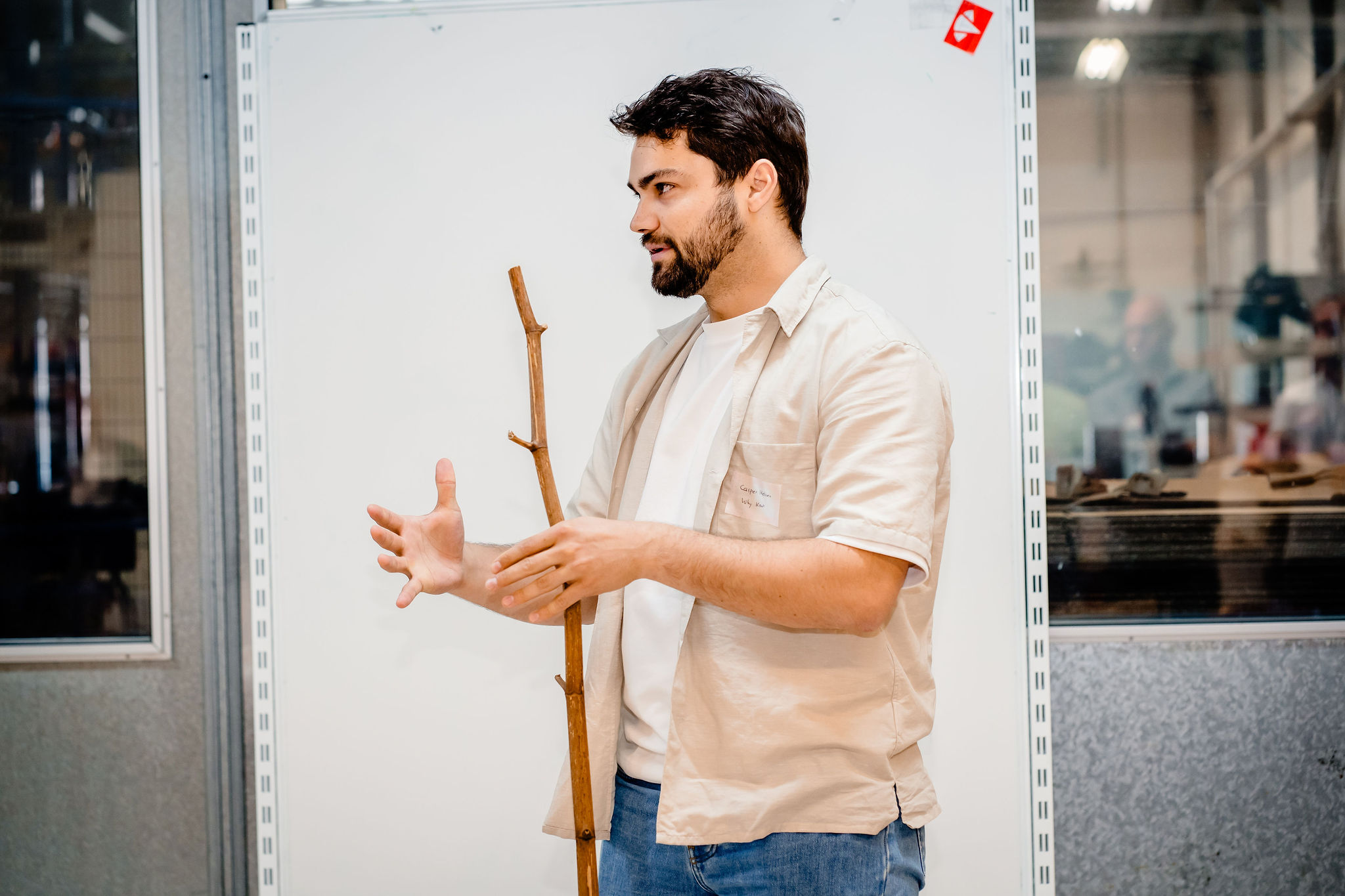 Krimppp_WhyKnot_CasperHelsen1 (c)Karin Keesmaat-Pietersen Casper Helsen toont materiaal van de Japanse duizendknoop