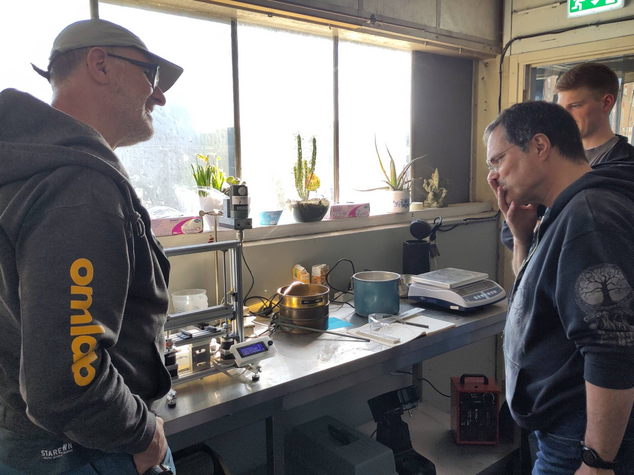 Huub Looze van Omlab en Edwin Keijsers (Krimppp) kijken naar de driepuntsbuigbank.