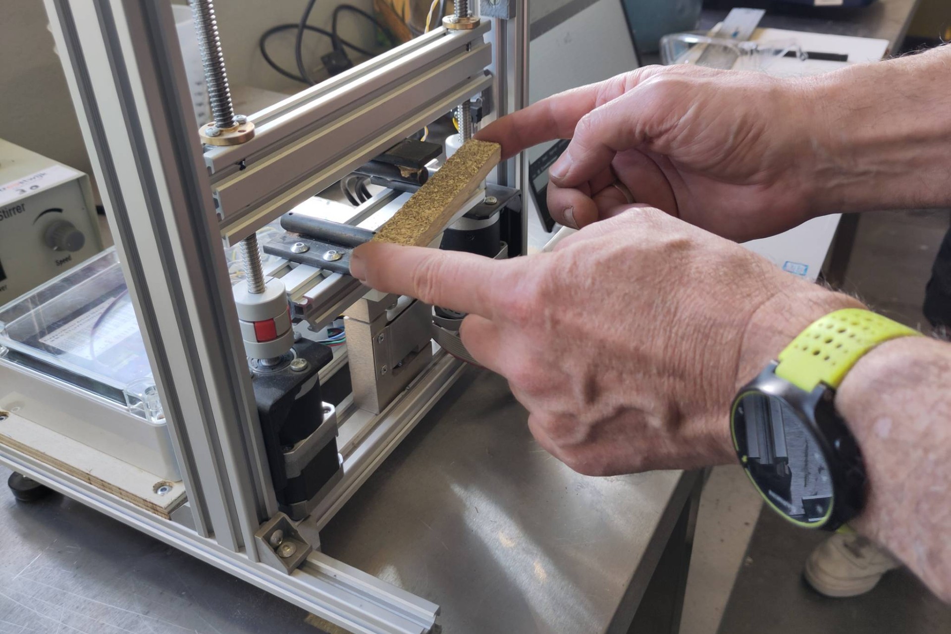 Krimppp_samenwerkdag_20250327_163753smal Omlab test haar buigtestmachine tijdens samenwwerkdag, 27 maart 2025 bij Krimppp