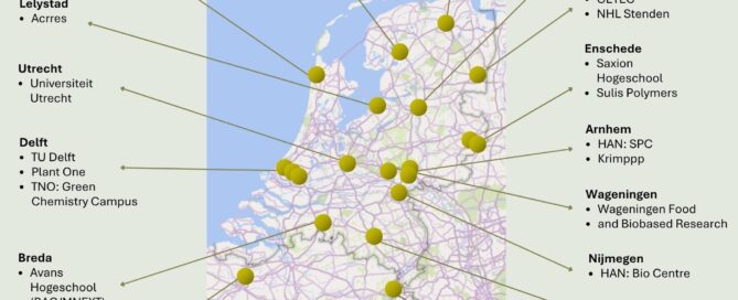 Kaart van Nederland met namen van organisaties, en pijlen er naartoe