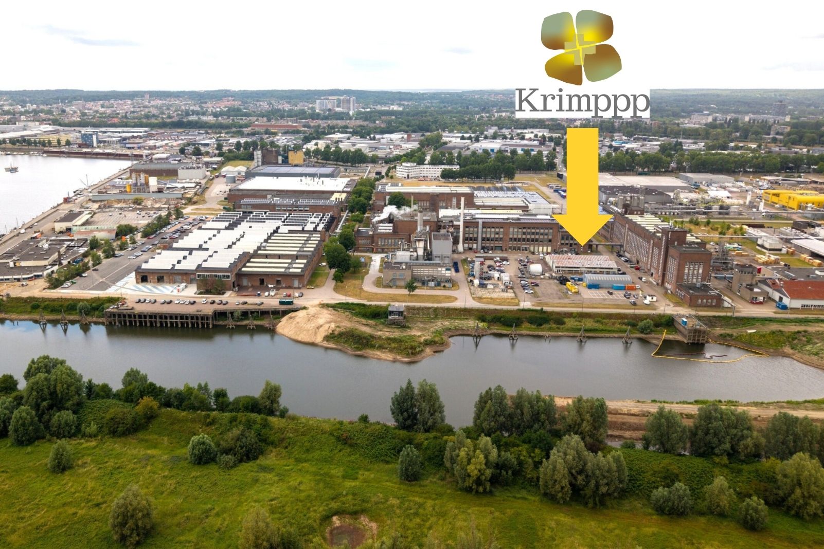 Krimppp_locatie_pijl_logo Drone-foto van industrieterrein. Met een pijl en logo wordt het gebouw van Krimppp aangewezen