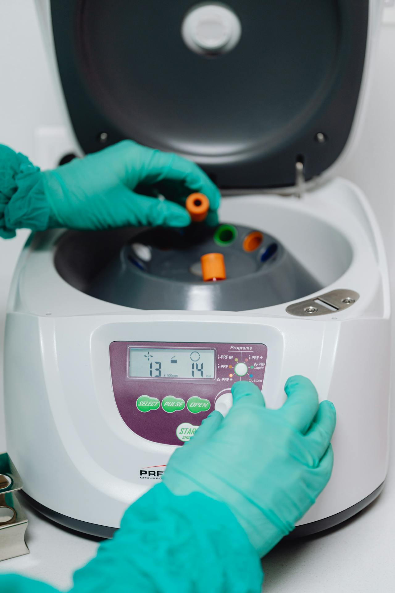 Stockfoto van labapparatuur en groene handschoenen