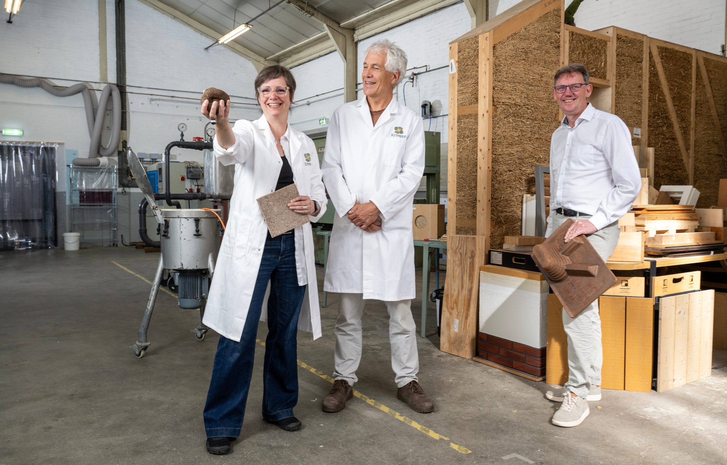 1 man, 2 vrouwen in een werkplaats met biobased voorbeelden en machines