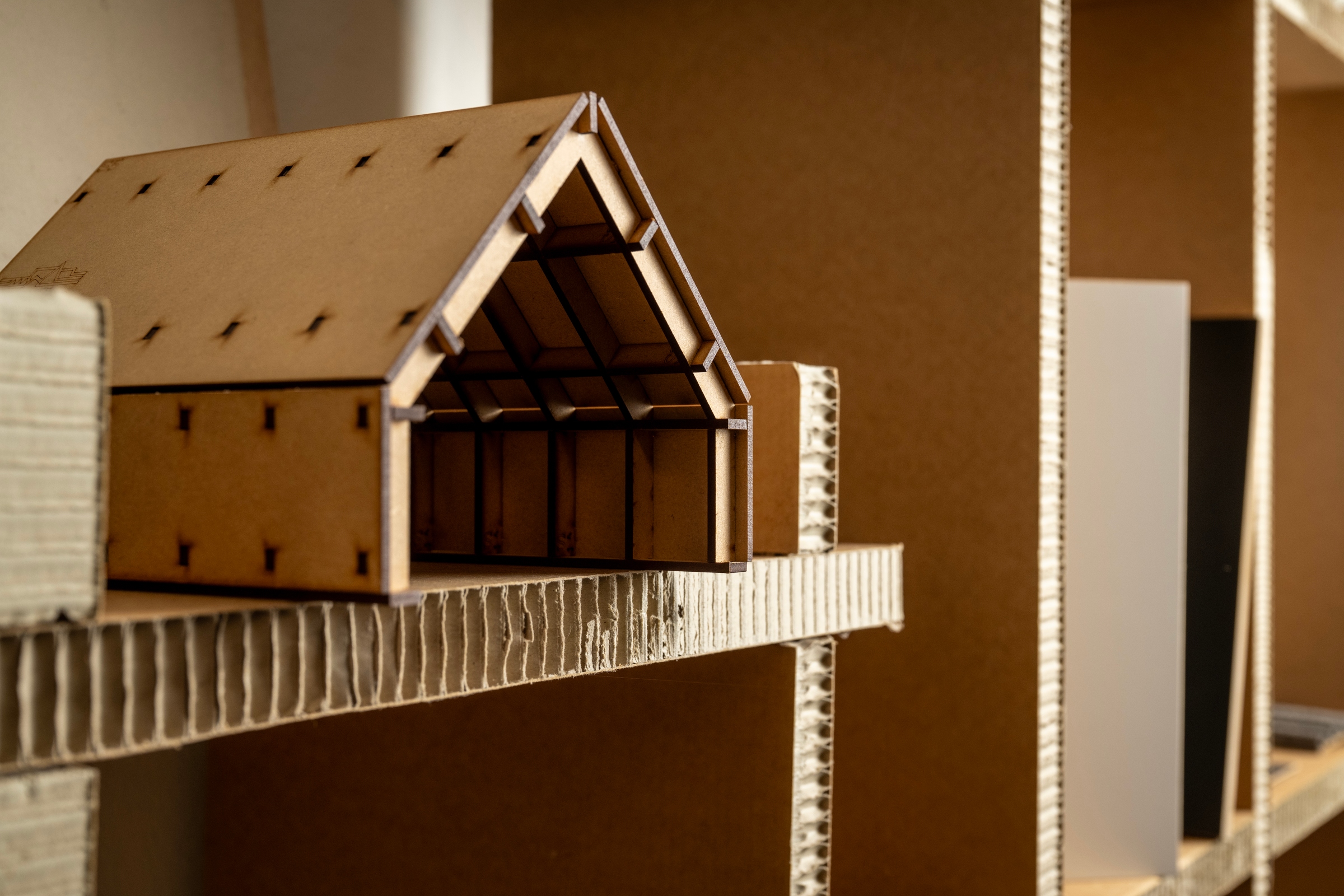 Houten maquette van huisje