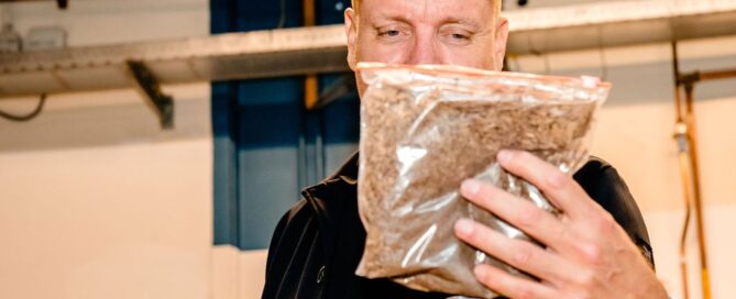 Jan Willem van de Groep Building Balance bij de start van Krimppp, bekijkt biobased vezels.