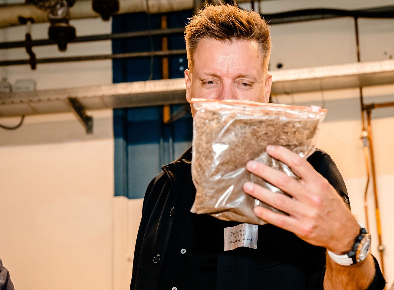 Jan Willem van de Groep Building Balance bij de start van Krimppp, bekijkt biobased vezels.